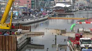 포항 송도와 죽도동을 이어주며 35년간 간선도로 교량 역할을 한 송도교 상판이 철거되고 있다. 포항시 제공