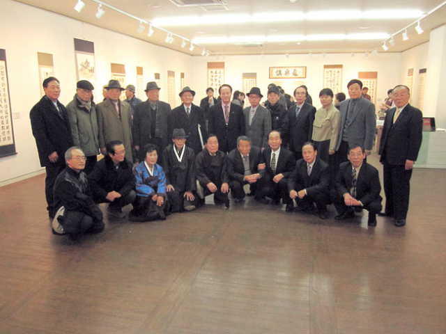 송림시서연구회는 제5회 자작시자서전을 열고 있다. 개막식에서 회원들이 기념 촬영을 했다.
