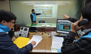 12일 한국전력 대구경북본부 종합상황실에서 직원들이 전력수요 관리를 위해 전력수급 상황을 살펴보고 있다. 성일권기자 sungig@msnet.co.kr
