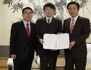 최병록 대구경북경제자유구역청장과 주상완 씨엔엠로보틱스㈜ 대표, 김범일(왼쪽부터) 대구시장이 11일 씨앤엠로보틱스 대구 이전 투자협약을 체결했다.
