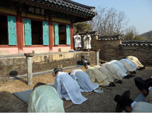풍산 류씨 문중은 해마다 병산서원에서 별유사들의 안내에 따라 향사례를 지내고 있다, 안동시 제공