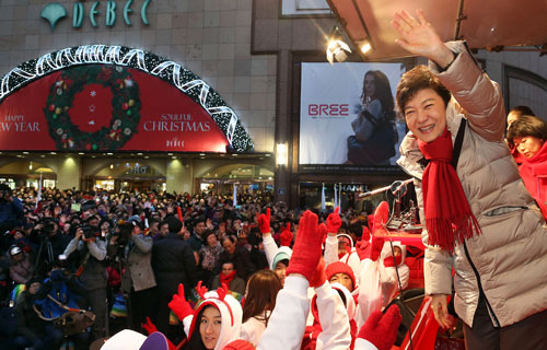 박근혜 새누리당 대선 후보가 12일 오후 대구 중구 동성로 대구백화점 앞 광장에서 유세차량에 올라 지지자들을 향해 손을 흔들고 있다. 우태욱기자 woo@msnet.co.kr