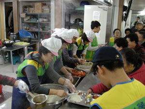 올가을 대구 달서구 학산종합사회복지관에서 무료급식 봉사활동을 펼치고 있는 러블리 봉사단원들의 모습.