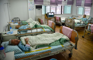 지난달 경북의 한 요양병원의 8인 1실 병실에서 노인 환자들이 침대에 누워 휴식을 취하고 있다.