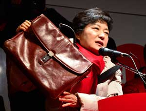 박근혜 새누리당 대선 후보가 12일 오후 대구 동성로 유세에서 지난 대선후보자토론회에서 아이패드 커닝 논란을 빚었던 가방을 보여주고 있다. 박 후보는 이 가방을 10년 넘게 사용하고 있는 것이라며 논란을 일축했다. 우태욱기자 woo@msnet.co.kr