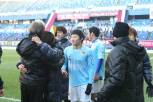 대구FC 선수들이 이달 1일 대전과 K리그 마지막 경기를 한 후 재계약에 실패한 브라질 코칭스태프를 찾아 가 아쉬운 인사를 하고 있다. 대구FC 제공