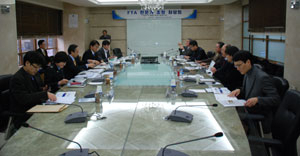 14일 대구상공회의소에서 열린 FTA 전문가 좌담회에서 참석자들은 대구지역 기업들의 FTA 활용을 높이려면 다양한 지원책이 마련돼야 한다고 입을 모았다. 대구상공회의소 제공