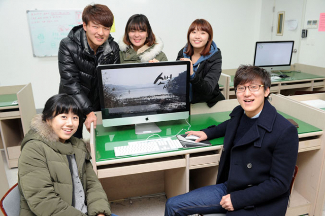 KTV 영상공모전에서 우수상을 받은 대구가톨릭대 언론영상전공 박대웅＆#8228;함근아＆#8228;김태웅＆#8228;장현주＆#8228;김은희씨 (사진 앞줄 오른쪽부터 시계방향으로)