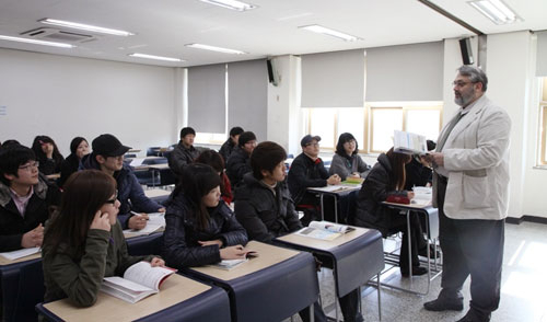 영남이공대는 방학 중 무료 특강으로 학생들의 성적 향상을 돕고 있다.