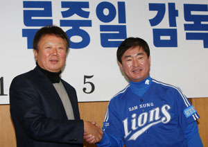 2011년 1월, 전임 선동열 감독과 신임 류중일 감독이 이
