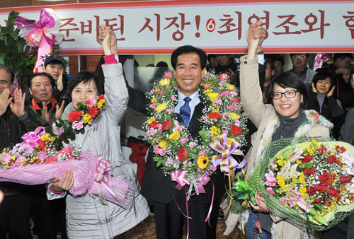 경산시장 보궐선거에서 당선된 최영조 시장이 부인과 함께 기뻐하고 있다.