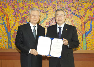 20일 주한 폴란드 명예 총영사로 임명된 신일희(왼쪽) 계명대 총장이 김성환 외교통상부 장관으로부터 임명장을 받고 있다.