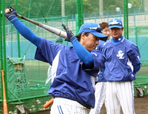 WBC 대표팀을 이끌게 된 삼성 류중일 감독이 대표팀 일정으로 내년 2월 일본 오키나와에서 진행될 삼성의 2차 전지훈련지에 합류할 수 없게 됐다. 2012년 오키나와에서 선수들의 훈련과정을 지켜보고 있는 류중일 감독. 삼성 라이온즈 제공