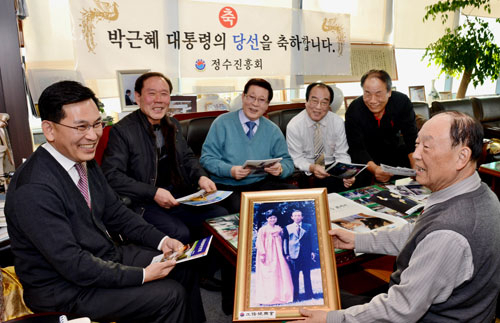 정수진흥회 회원들이 20일 대구 중구 정수진흥회 사무실에서 박근혜 대통령 당선인에 대한 자료를 보며 웃음꽃을 피우고 있다. 이채근기자 mincho@msnet.co.kr