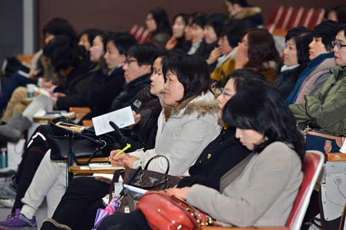 수시모집 확대 추세가 이어지고 입학사정관 전형 대비의 중요성도 커지고 있지만, 아직 지역 학생, 학부모, 학교는 변화의 물결을 따라잡지 못하고 있다. 14일 매일신문사가 대구 수성대학교 대강당에서 연 대입 수시모집 설명회에 참석한 학부모들. 정운철기자 woon@msnet.co.kr