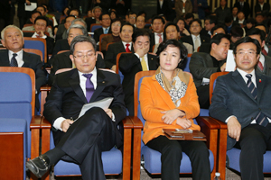 대선 패배로 휘청거리고 있는 민주통합당의 의원총회가 24일 국회 본청 246호에서 열려 노영민(앞줄 왼쪽부터), 추미애 의원과 윤호중 사무총장 등 민주당 소속 의원들이 박기춘 원내수석부대표의 모두발언을 듣고 있다.연합뉴스