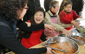 박근혜 대통령 당선인이 성탄절을 하루 앞둔 24일 서울 관악구 난향동 