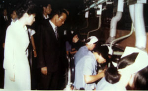 1977년 박정희 전 대통령과 박근혜 대통령 당선인이 구미 국가산업단지를 찾아 전자생산라인을 둘러보고 있다. 출처=