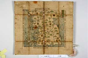 천하지도 (天下地圖, 1637년 이후/한국) 울릉도와 우산도는 전도인 조선국도와 강원도 지도에 그려져 있다. 두 지도 모두 우산도를 울릉도의 서쪽에 약간 작게 그렸으며, 실제 위치보다 상당히 북쪽에 위치시켰다. 울릉도와 우산도의 기본적인 모습은 