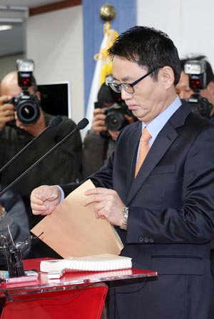 박근혜 대통령 당선인은 27일 제18대 대통령직 인수위원장에 김용준 전 헌법재판소장을, 부위원장에 진영 새누리당 정책위의장을 임명했다. 이날 오후 박근혜 대통령 당선인의 윤창중 수석대변인이 여의도 당사 기자실에서 1차 인수위 인선안이 담긴 봉투를 뜯고 있다. 연합뉴스