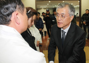 민주통합당 문재인 전 대선 후보가 27일 오후 부산 영도구 대교동 한진중공업 자살 노동자 최모 씨의 빈소를 방문했다.