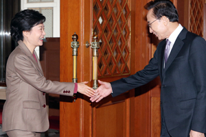 이명박 대통령과 박근혜 대통령 당선인이 28일 청와대에서 웃으며 반갑게 악수하고 있다. 연합뉴스