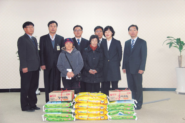 대구지방법원 포항지원 직원들로 결성된 새싹회 회원들이 홀몸노인들에게 후원물품을 전달하고 있다. 포항지원 제공