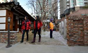 허물어지기 전 이상화 고택 서쪽 담장 모습(이상화 기념사업회 제공)과 허문 후 계산예가와의 연결 통로. 성일권기자