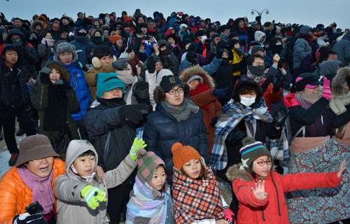 1일 계사년 첫 일출을 보기 위해 대구 동구 동촌유원지 해맞이 동산을 찾은 많은 시민이 붉은 해가 솟아오르자 환호하고 있다. 성일권기자 sungig@msnet.co.kr