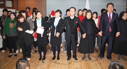 성주 평화의 계곡 성모 자애원에서 봉사활동을 벌이고 있는 롯데스카이힐성주CC 임직원들.