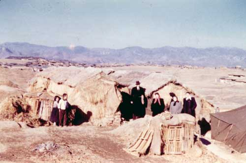 대구 인근 난민촌으로 짐작되는 풍경. 시기는 1950, 1960년대로 추정된다. 멀리 뒤쪽에 마을이 보인다.