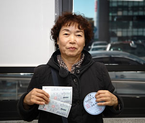 2012년 칠곡군 성실납세자로 선정된 이영순 씨가 인센티브로 받은 칠곡사랑상품권과 공영주차장 무료 이용권을 들고 환하게 웃고 있다.