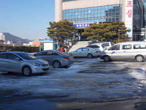 5일 칠곡군청 종합민원실 앞 민원인 전용 주차공간. 빙판으로 바뀐 이곳에 쌓인 눈을 치우는 손길은 어디에도 보이지 않는다.