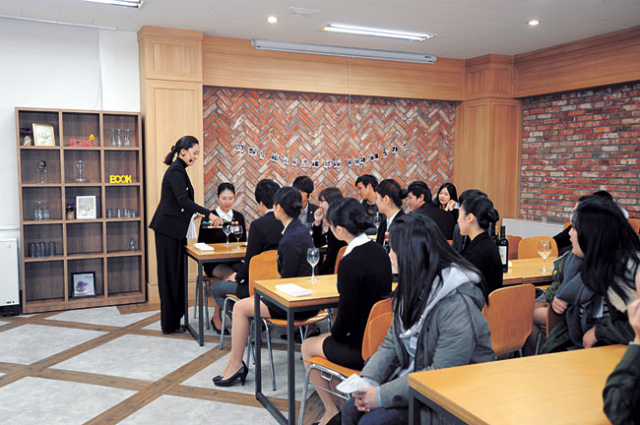 경북전문대와 영진전문대, 대전보건대, 제주한라대 등 학생 40명이 경북전문대학이 운영하는 교육프로그램에 참석해 CS교육을 받고 있다.