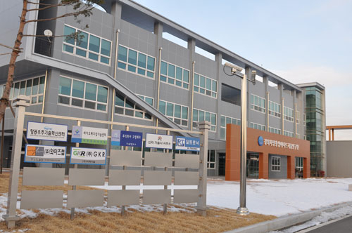 연구개발기관 집적화로 영천하이테크파크지구 개발에 청신호가 켜졌다. 항공우주기술혁신센터와 바이오메디칼기술센터가 입주해 있는 경북차량용임베디드기술연구원. 민병곤기자