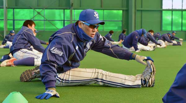 삼성 선수들이 9일 경산볼파크에서 시무식을 마친 뒤 새해 첫 훈련을 시작한 가운데 이승엽 선수가 몸을 풀고 있다. 김태형기자 thkim21@msnet.co.kr