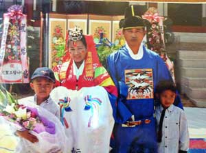 문경시 산북면 이제룡·이은옥 씨 부부의 아들 이경근·며느리 퀘발라얀 씨 부부의 한국 전통혼례 모습