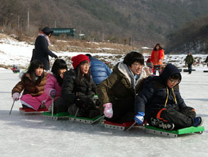 3일 문을 연 대구 수성구 범물동 진밭골 입구 대덕지 얼음썰매장 이용객이 개장 7일 만에 3천 명을 넘는 등 인기를 끌고 있다. 대구 수성구청 제공