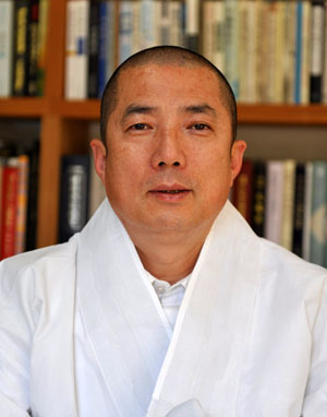지난해 10월 은해사 주지에 재임명된 돈관 스님. 현재는 법적 다툼(주지 후보자 선출 결정 등 효력정지 가처분 결정)으로 인해 직무대행을 맡고 있다.