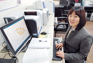 울산대 물리학과 2년 제갈소영 씨가 교내 전산물리연구실에서 교육과학기술부의 2012년 이공계 우수연구지원사업에 선정된 