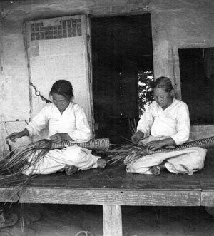 조선 후기 백성의 삶은 기근과 질병에 시달려 혹독하기 그지없었다. 사진은 대구 근교 한 시골 마을에서 부녀자들이 일하는 모습.