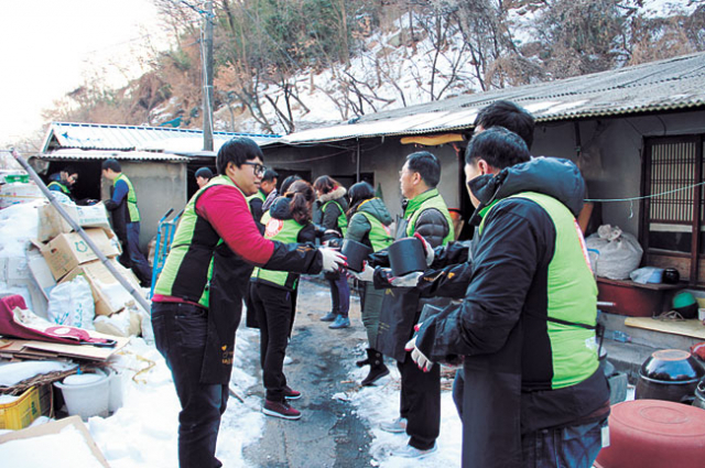 대구과학대 교직원들이 대구 북구 매천동의 홀몸노인과 저소득층 가구 등에 