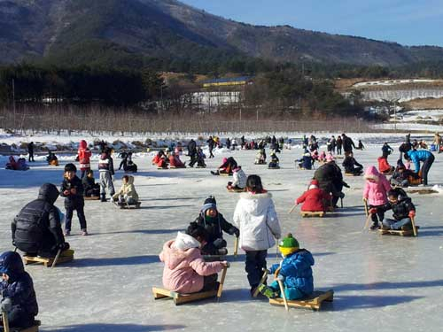 상옥 썰매장을 찾은 가족들이 썰매를 타며 즐거운 시간을 보내고 있다. 포항시 제공