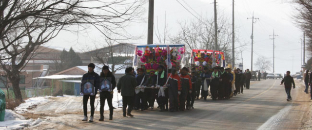 15일 문경시 산북면 내화리에서는 같은 날 함께 숨진 노부부의 쌍상여 행렬이 주민들을 숙연하게 했다. 문경문화원 제공