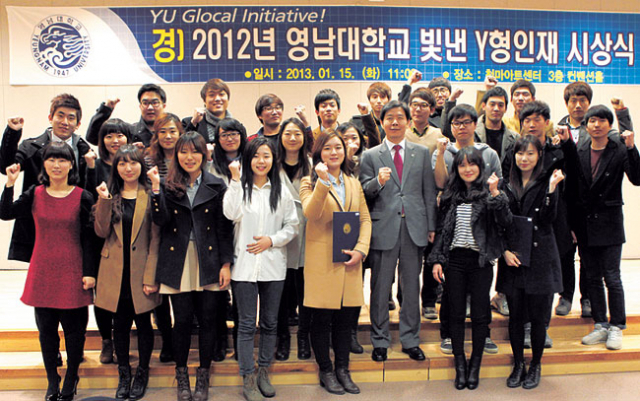 Y형 인재 시상식에서 창의성 부문 수상자들이 이효수 총장과 기념촬영을 하고 있다.