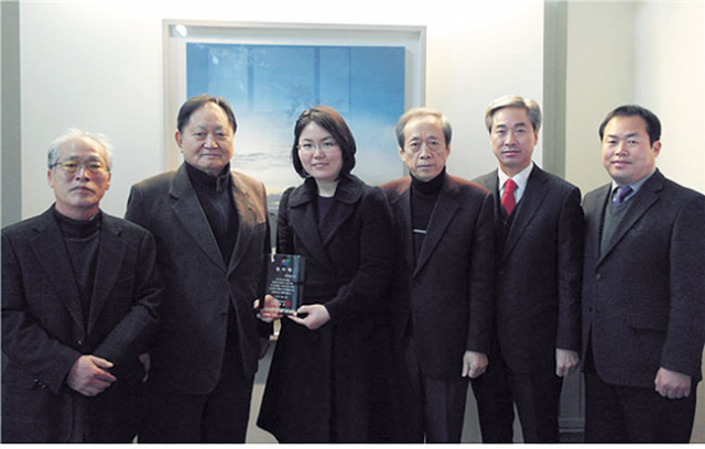 류채민(중앙) 씨를 사이에 두고 고금미술연구회 회원과 김정길 대표가 포즈를 취하고 있다. 왼쪽부터 조홍근(작가회장), 김성수, 류채민, 김정길, 박종웅(운영위원), 김왕군(총무이사) 씨.