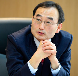 김태호(32) 검사는 서울 서초중, 상문고, 연세대 법학과를 졸업하고 사법시험(51회), 사법연수원(41기)을 거쳐 지난해 2월 대구지방검찰청에서 검사로서 첫발을 내디뎠다. 현재 대구지검 형사4부에서 만 11개월 근무한 초임 검사다. 이호준기자