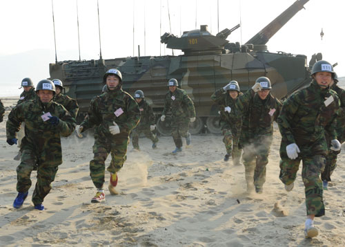 16일 해병대 캠프 참가자들이 KAAV 탑승과 해상 침투 훈련을 체험하고 있다. 해병대 제공.
