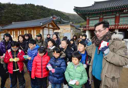 이승호 대구답사마당 대표가 팔공산 부인사에서 학생들에게 절의 역사에 대해 설명하고 있다.