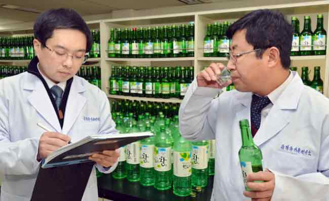 금복주 주류연구원들은 매일 100잔의 술을 맛보며 새로운 술을 개발하기 위해 연구에 매진하고 있다. 김태형기자 thkim21@msnet.co.kr